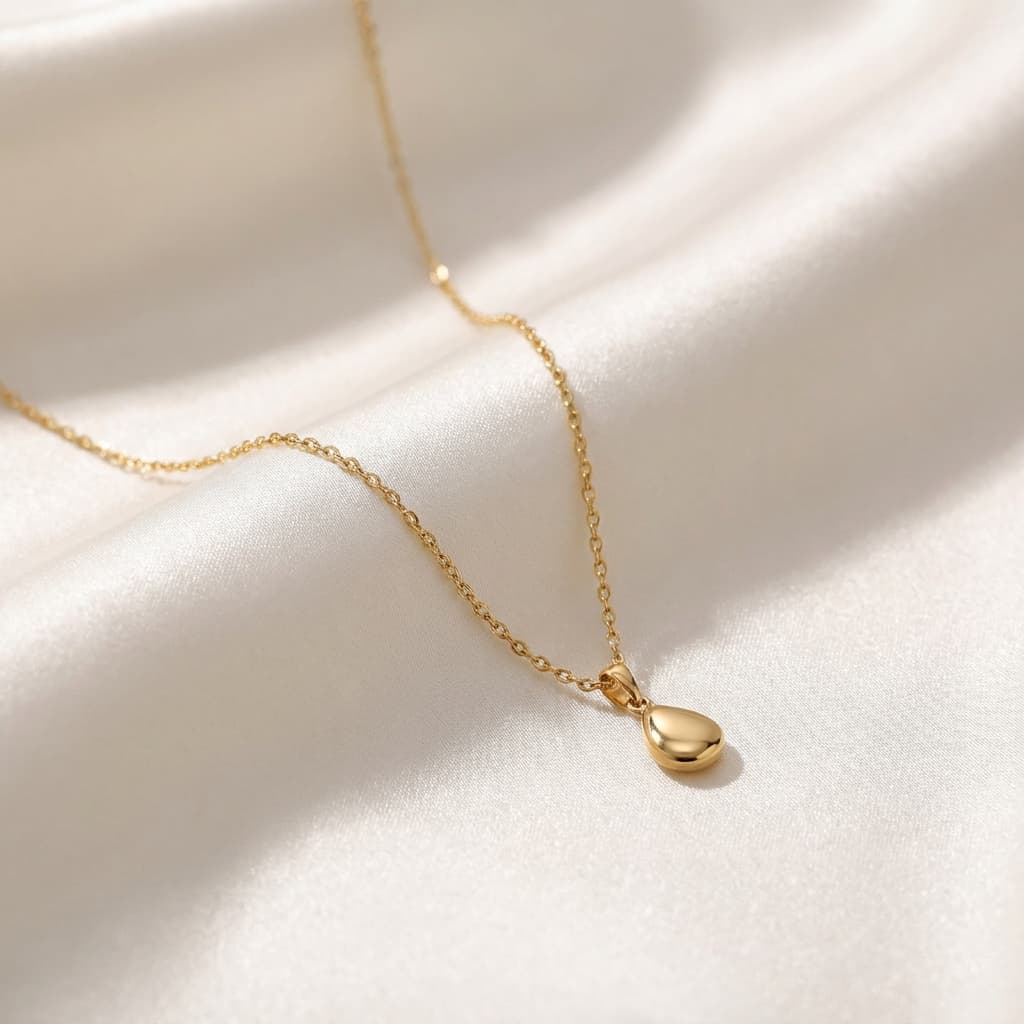 قلادة ذهبية رقيقة